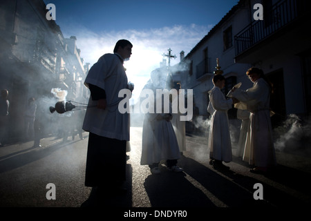 Un accolito si sparge incenso durante una PASQUA SETTIMANA SANTA PROCESSIONE in Prado del Rey, Andalusia, Spagna, 24 aprile 2011. Foto Stock