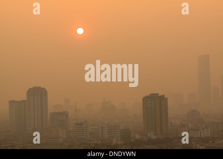 Tramonto sul grattacielo a Hanoi, Vietnam Foto Stock