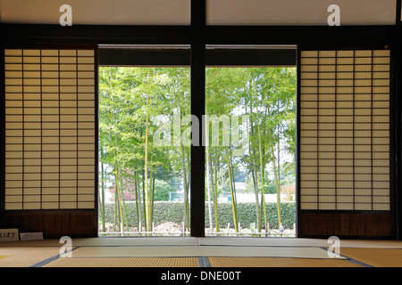 Giapponese vecchio camere vista giardino con scorrimento shoji porte Tokyo Giappone Foto Stock