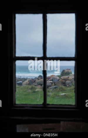 Vista dalla finestra della Bothy Burnmouth, Rackwick Bay, Hoy, isole Orcadi, Scozia Foto Stock