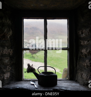 Vista dalla finestra della Bothy Burnmouth, Rackwick Bay, Hoy, isole Orcadi, Scozia Foto Stock