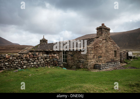 Le antiche pareti di pietra di Burnmouth Bothy, Rackwick Bay, Hoy, isole Orcadi, Scozia Foto Stock