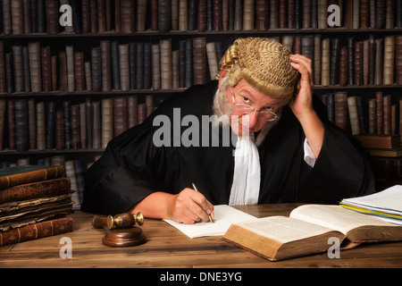 Giudice maturo con autentica corte parrucca e martello in tribunale Foto Stock