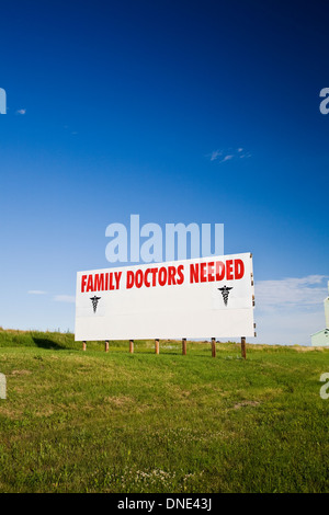 Strada per la pubblicità tramite Affissioni medici necessari nelle comunità rurali, Alberta, Canada. Foto Stock