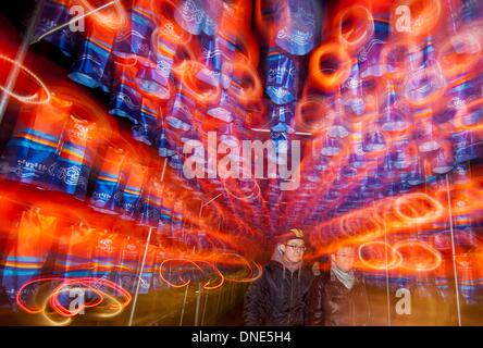 Toronto, Canada. 23rd, 2013. La gente a piedi sotto il tunnel di lanterne desideri durante il 2013 Festival Invernale di luci in Niagara Falls, Ontario, Canada, Dic 23, 2013. Un inverno festival delle luci per le vacanze la celebrazione è qui tenuto dal novembre 9th, 2013 a gennaio 31st, 2014. Credito: Zou Zheng/Xinhua/Alamy Live News Foto Stock