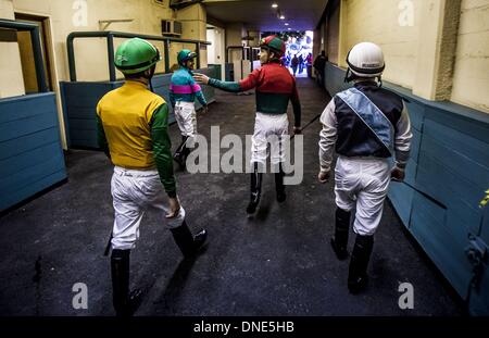 Inglewood, California, Stati Uniti d'America. Xxi Dec, 2013. Fantini a piedi attraverso il tunnel in tribuna sul loro modo di paddock su dicembre 21, 2013 a Betfair Hollywood Park a Inglewood, California . La via è impostato per chiudere su dicembre 22, 2013 dopo il funzionamento per 75 anni. © Alex Evers/eclipse/ZUMAPRESS.com/Alamy Live News Foto Stock