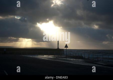 Aberystwyth, UK. 22 Dic, 2013. Aberystwyth promenade in una tregua tra le tempeste che hanno devastato il Regno Unito durante la settimana di Natale. Credito: Barry Watkins/Alamy Live News Foto Stock