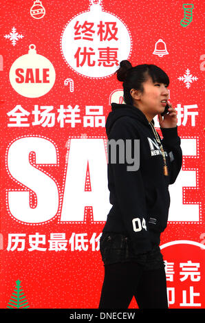 Pechino, Cina. Xix Dec, 2013. Un trend in crescita di abbigliamento invernale e materiale promozionale di vendita, legato con il tradizionale occidentale vacanze di Natale, stanno diventando la norma in Cina le principali città e a Pechino il 19 dicembre 2013. © Stephen rasoio/ZUMAPRESS.com/Alamy Live News Foto Stock