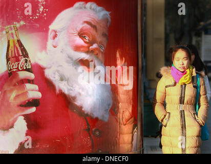 Pechino, Cina. Xix Dec, 2013. Americano gigante di bevande Coca-Cola utilizza il Natale e la Santa Claus per contribuire a promuovere la vendita dei suoi principali di soda a Pechino il 19 dicembre 2013. © Stephen rasoio/ZUMAPRESS.com/Alamy Live News Foto Stock