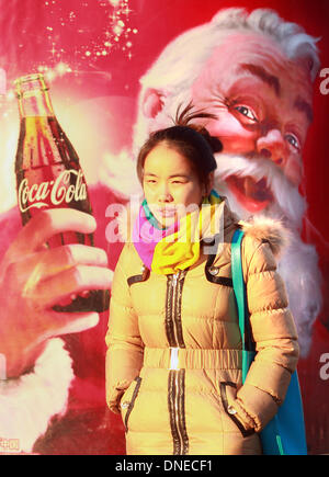 Pechino, Cina. Xix Dec, 2013. Americano gigante di bevande Coca-Cola utilizza il Natale e la Santa Claus per contribuire a promuovere la vendita dei suoi principali di soda a Pechino il 19 dicembre 2013. © Stephen rasoio/ZUMAPRESS.com/Alamy Live News Foto Stock