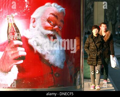 Pechino, Cina. Xix Dec, 2013. Americano gigante di bevande Coca-Cola utilizza il Natale e la Santa Claus per contribuire a promuovere la vendita dei suoi principali di soda a Pechino il 19 dicembre 2013. © Stephen rasoio/ZUMAPRESS.com/Alamy Live News Foto Stock