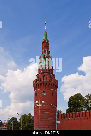 Torre Vodovzvodnaya (circa 1488) di Moscow Kremlin parete. Sito del Patrimonio mondiale dell'UNESCO. Vista dal fiume Moskva Foto Stock