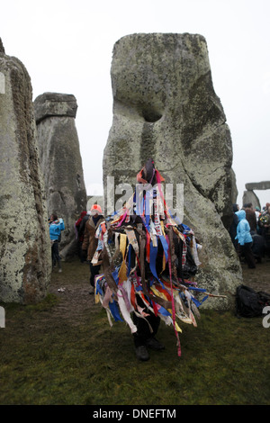 Solstizio d'inverno celebrazioni durante il sunrise a Stonehenge Sito Patrimonio Mondiale dell'UNESCO, England, Regno Unito Foto Stock