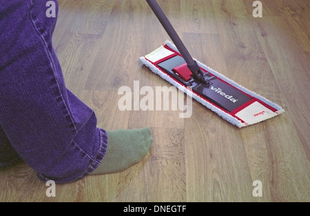 Vileda Supermocio 3azione Mop e la benna su un effetto legno pavimento in  vinile Foto stock - Alamy