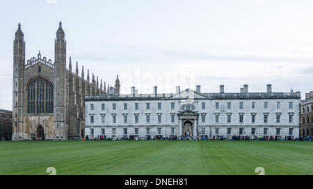 Cambridge, Regno Unito. 24 dicembre, 2013. La gente in coda per il Festival di nove lezioni e canti al King's College di Cambridge Regno Unito, poco dopo l'alba 24 dicembre 2013. Alcuni hanno dormito tutta la notte, sfidando il bagnato e ventoso che ha attraversato il paese per ottenere un buon posto nella coda. Il tradizionale Natale carol concerto ha luogo successivamente alla vigilia di Natale e viene diffuso in tutto il mondo. Credito Eales Julian/Alamy Live News Foto Stock