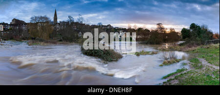 Malmesbury, Wiltshire, Regno Unito. 24 dicembre, 2013. Il sole sorge alla vigilia di Natale dopo forti tempeste ha colpito il Regno Unito. Nel Wiltshire cittadina collinare di Malmesbury, il fiume Avon burst si tratta di banche e di un torrente di inondazione gare attraverso il già saturo floodplain. La storia meteo ha provocato interruzioni diffusa in tutto il paese che le notizie nazionali. Credito: Terry Mathews/Alamy Live News Foto Stock