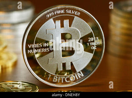 Berlino, Germania. 28 Nov, 2013. Illustrazione - Un Bitcoin monete foto della moneta BitcoinCommodities concessionario a Berlino, Germania, 28 novembre 2013. In caso di pagamento con bitcoin non monetario effettivo scambio avviene tra acquirente e venditore. Invece, l'acquirente richiede un aggiornamento a un pubblico registro delle transazioni, la blockchain. Foto: Jens Kalaene/dpa/Alamy Live News Foto Stock