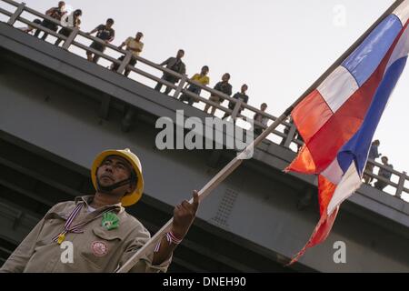 Bangkok, Tailandia. 22 Dic, 2013. Un dipendente di Bangkok Electricity Authority entra a far parte di un governo anti-dimostrazione nella capitale tailandese Bangkok il 22 dicembre.Foto: Thomas De Cian/NurPhoto © Thomas De Cian/NurPhoto/ZUMAPRESS.com/Alamy Live News Foto Stock