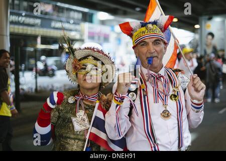 Bangkok, Tailandia. 22 Dic, 2013. Un Thai anti-government protester e suo marito stranieri unisciti a manifestazioni nella capitale thailandese Bangkok il 22 dicembre.Foto: Thomas De Cian/NurPhoto © Thomas De Cian/NurPhoto/ZUMAPRESS.com/Alamy Live News Foto Stock