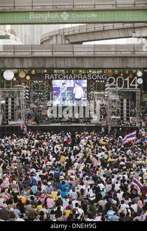 Bangkok, Tailandia. 22 Dic, 2013. Anti-governo manifestanti unirsi a un rally nel cuore di Bangkok, nel quartiere commerciale di Dicembre 22. Il sito è lo stesso erano stati violenti scontri hanno preso posti nel 2010 quando i sostenitori del governo attuale sta cercando di cacciare i democratici poi-led cabinet.Foto: Thomas De Cian/NurPhoto © Thomas De Cian/NurPhoto/ZUMAPRESS.com/Alamy Live News Foto Stock