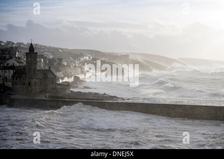 La Vigilia di Natale tempesta invernale con grandi mari e venti pesanti pastella Porthleven, Cornwall Alamy/Bob Sharples Foto Stock