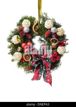 Ghirlanda di Natale con decorazioni e ribbon bow isolato su bianco Foto Stock