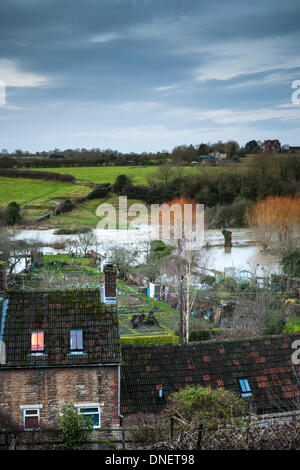 Malmesbury, Wiltshire, Regno Unito. 24 dicembre, 2013. La Vigilia di Natale dopo forti tempeste ha colpito il Regno Unito. Nel Wiltshire cittadina collinare di Malmesbury, il fiume Avon burst si tratta di banche e di un torrente di inondazione gare attraverso il già saturo floodplain. Lo scorso anno in questo periodo Malmesbury subì gravi inondazioni rendendo le notizie nazionali. Credito: Terry Mathews/Alamy Live News Foto Stock