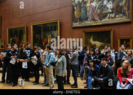 I turisti in Grand Gallery, il museo del Louvre, Parigi Francia Foto Stock