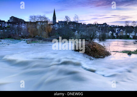 Malmesbury, Wiltshire, Regno Unito. 24 dicembre, 2013. Il sole sorge alla vigilia di Natale dopo forti tempeste ha colpito il Regno Unito. Nel Wiltshire cittadina collinare di Malmesbury, il fiume Avon burst si tratta di banche e di un torrente di inondazione gare attraverso il già saturo floodplain. Lo scorso anno in questo periodo Malmesbury subì gravi inondazioni rendendo le notizie nazionali. Credito: Terry Mathews/Alamy Live News Foto Stock