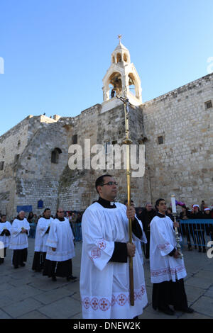 Betlemme, West Bank. 24 dicembre, 2013. Ecclesiastici a prendere parte alle celebrazioni natalizie al di fuori della Chiesa della Natività in Cisgiordania città di Betlemme per il 24 dicembre, 2013. Migliaia di pellegrini cristiani riuniti a Betlemme la Piazza della Mangiatoia oggi per celebrare il Natale. Credito: Fadi Arouri/Xinhua/Alamy Live News Foto Stock