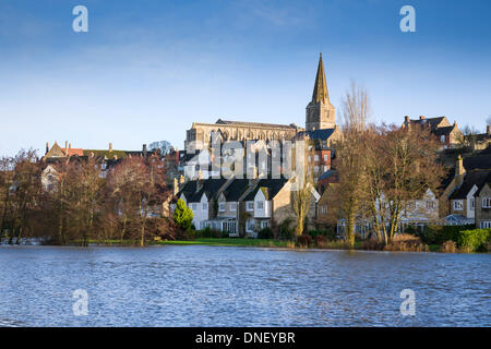 Malmesbury, Wiltshire, Regno Unito. 24 dicembre, 2013. La Vigilia di Natale dopo forti tempeste ha colpito il Regno Unito. Nel Wiltshire cittadina collinare di Malmesbury, il fiume Avon burst si tratta di banche e di un torrente di inondazione gare attraverso il già saturo floodplain. Lo scorso anno in questo periodo Malmesbury subì gravi inondazioni rendendo le notizie nazionali. Credito: Terry Mathews/Alamy Live News Foto Stock