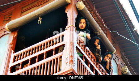 Lahore, Pakistan. 24 dicembre, 2013. Pakistano musulmano sciita lutto prendere parte a una processione religiosa in Pakistan orientale di Lahore, in Pakistan, il 24 dicembre, 2013. Almeno quattro persone sono state uccise e 30 ferite in tre esplosioni di bombe di targeting musulmani sciiti in Pakistan del porto della città di Karachi. I blasti si è verificato come gli Sciiti osservato il quarantesimo giorno di lutto del martirio di Hussain, il nipote del Profeta Mohammad. Credito: Sajjad/Xinhua/Alamy Live News Foto Stock