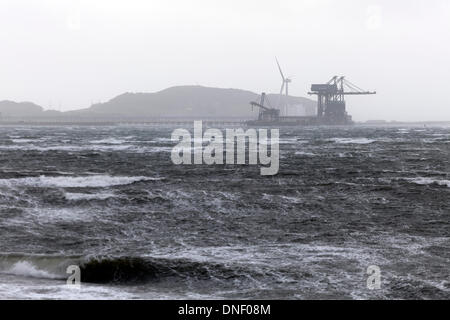 Largs, Nord Ayrshire, Scozia, Regno Unito, martedì 24 dicembre, 2013. La forza di Gale si snoda con raffiche fino a 90 mph previsione per la vigilia di Natale ha colpito il Firth di Clyde sulla costa occidentale della Scozia al terminale del carbone di Hunterston Foto Stock