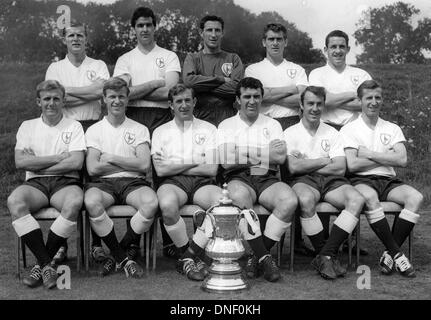 18.10.1962 Cheshunt, Hertfordshire, Inghilterra. Ritratto del team Tottenham Hotspur. Peter Baker, Maurice Norman, Goalie Bill Brown, Ronald Henry, Dave Mackay, fronte: Terry Medwin, John White, Danny Blanchflower, Bobby Smith, Jimmy Greaves, Cliff Jones 1963 prima divisione inglese Foto Stock