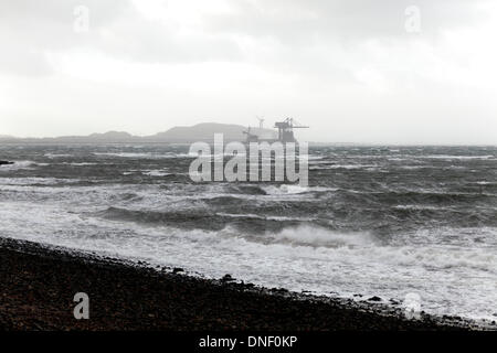 Largs, Nord Ayrshire, Scozia, Regno Unito, martedì 24 dicembre, 2013. La forza di Gale si snoda con raffiche fino a 90 mph previsione per la vigilia di Natale ha colpito il Firth di Clyde sulla costa occidentale della Scozia al terminale del carbone di Hunterston Foto Stock