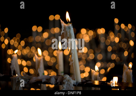 Candele accese nella camera votiva del Santuario di Nostra Signora del Rocio, El Rocio village, Almonte, Huelva, Andalusia, Foto Stock