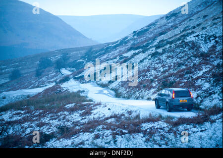 Il fieno Bluff, Powys, Regno Unito. Il 24 dicembre 2013. Una vettura negozia Vangelo passa sopra la strada che corre tra Hay-on-Wye e Abergavenny. Nei pressi di gale force venti, grandine e le bufere di neve ha colpito la terra alta del Galles centrale mentre parti di basso terra subito dalle inondazioni il secondo giorno delle tempeste. Credito: Graham M. Lawrence/Alamy Live News. Foto Stock