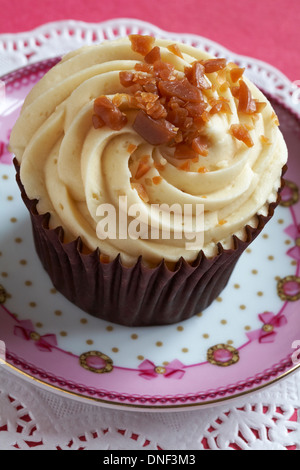 Banana cupcake rosa sulla piastra decorativa e centrino Foto Stock