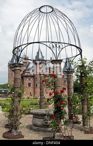 Castello De Haar, visto dal giardino di rose, Haarzuilens, Utrecht, Paesi Bassi Foto Stock