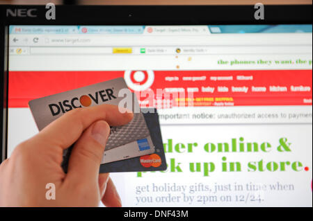 Scoprire, American Express e Mastercard carte di credito mostrato nella parte anteriore del sito target.com Foto Stock