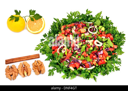 Insalata, limone, noci e cannella isolati su sfondo bianco Foto Stock