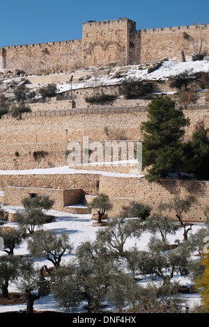 Coperte di neve Kidron Valley e il cancello d'oro sigillato ad arco O Bab al-Dhahabi in arabo alle mura orientali di Il Monte del Tempio nella città vecchia Gerusalemme Est Israele Foto Stock