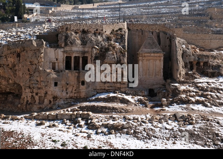 La neve sulla tomba di Bnei Hezir ( St. James' Tomba ) e Zaccaria tomba nella Valle del cedro o Wadi un-Nar sul lato orientale della città vecchia di Gerusalemme, Israele Foto Stock