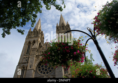 Street composizioni floreali e west elevazione della Cattedrale di Truro Cornwall Foto Stock