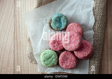 Colorato Vaniglia Cookies sul tavolo,close up Foto Stock