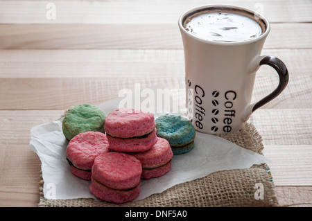 Colorati i cookie di vaniglia e caffè sul tavolo Foto Stock