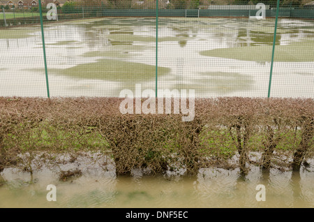 Allagato i campi da gioco il sentiero in piano alluvione a Tonbridge scuola come fiume Medway inondazioni floodplain Foto Stock