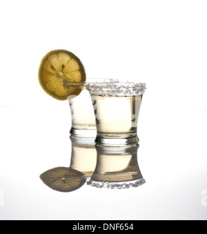 Due colpi di tequila su sfondo bianco con riflessioni Foto Stock