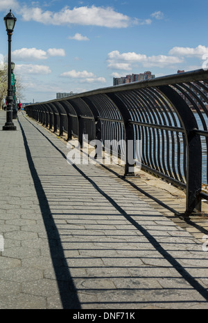 EAST RIVER MARCIAPIEDE DI NEW YORK CITY e NEW YORK Foto Stock