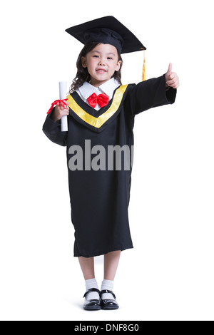 Ragazza carina in abito di graduazione facendo pollice in alto Foto Stock